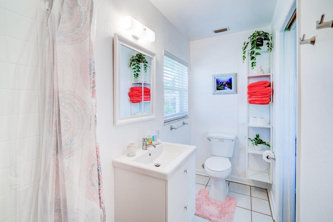 Cozy 60's Home, & Canal Located * Cape Coral
