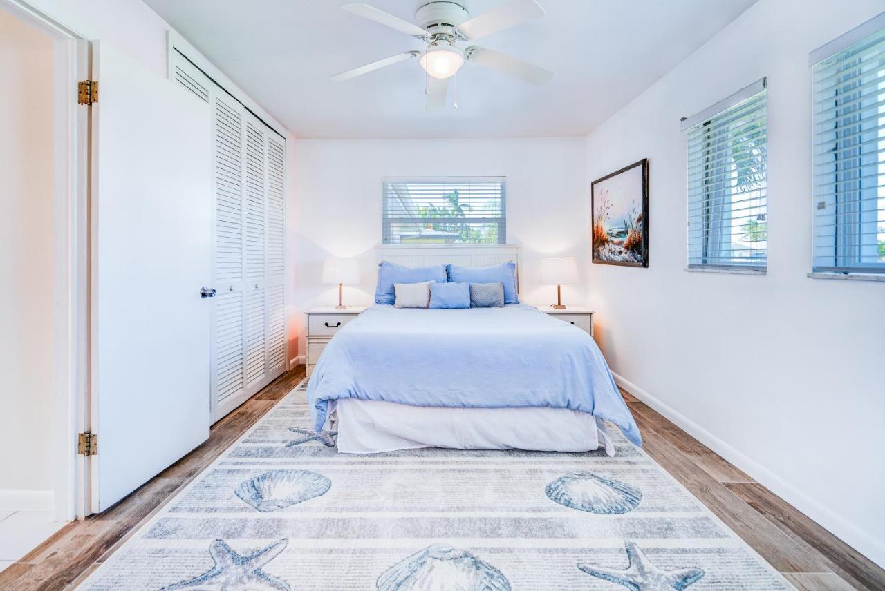 Ferienhaus Cozy 60's Home, & Canal Located Cape Coral