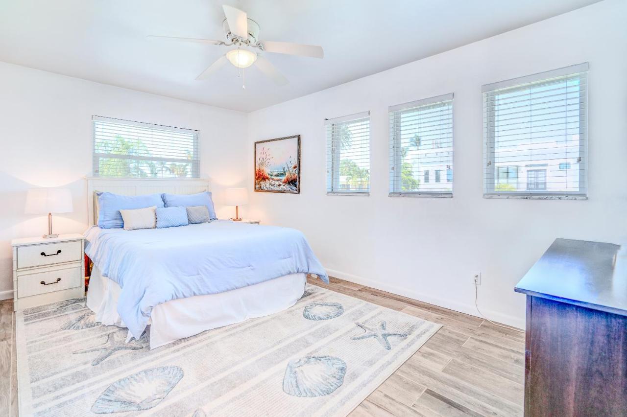 Cozy 60's Home, & Canal Located Cabo Coral