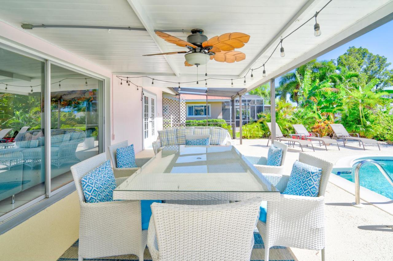 Cozy 60's Home, & Canal Located Cape Coral