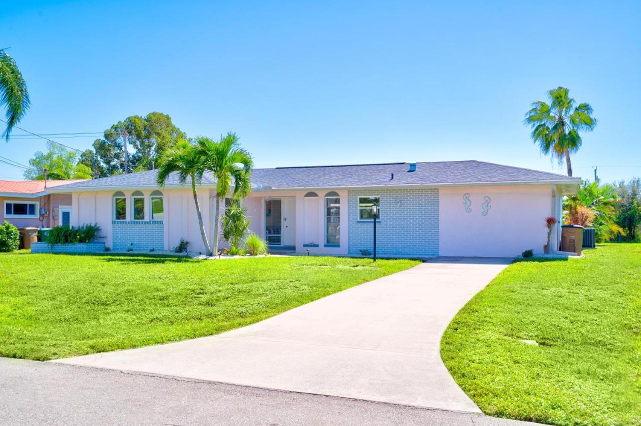 Cozy 60's Home, & Canal Located *