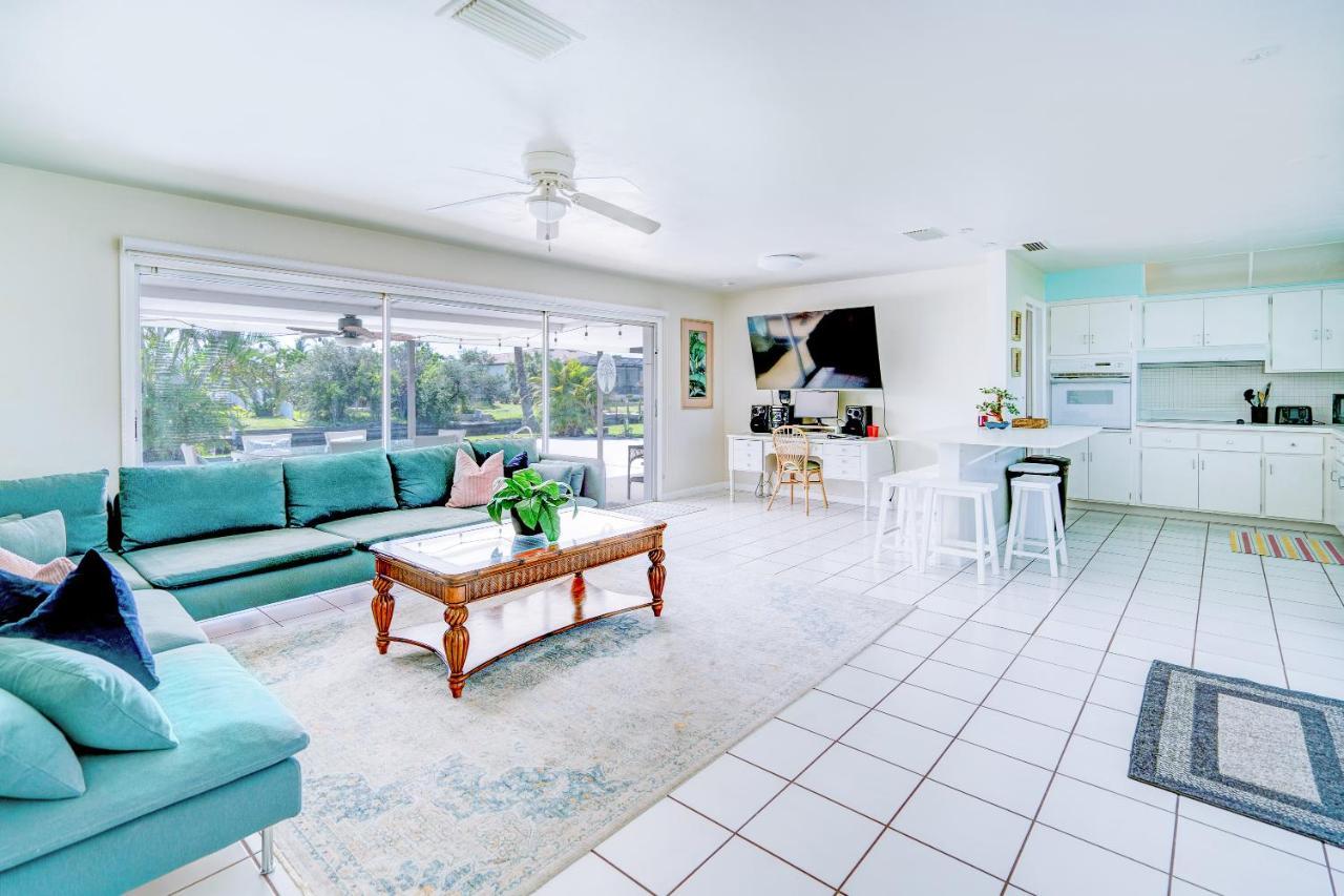 Cozy 60's Home, & Canal Located Cape Coral