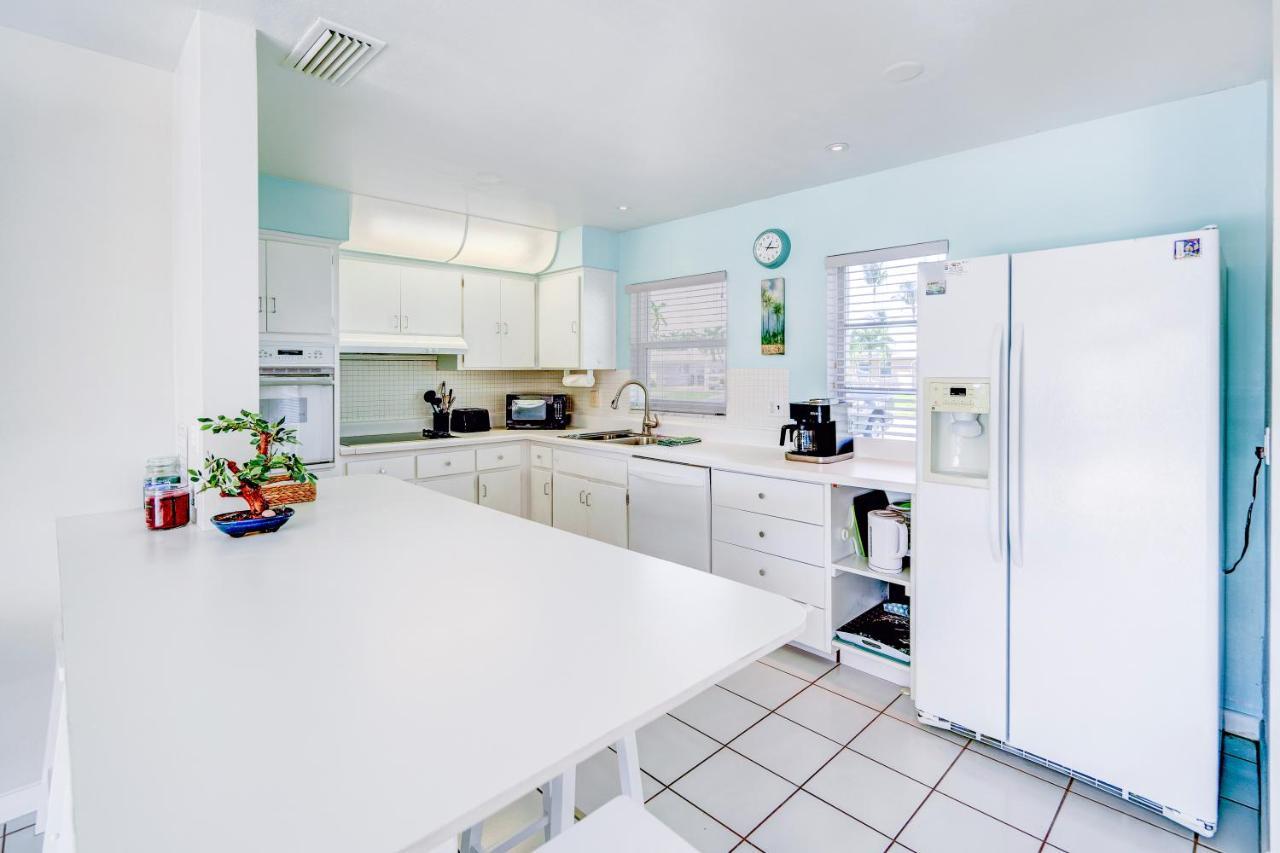 Ferienhaus Cozy 60's Home, & Canal Located Cape Coral